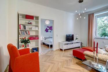 Beautiful historic apartment facing the courtyard