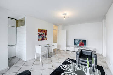München-Schwabing: Very beautiful 2-room-apartment with balcony and Internet directly at Luitpoldpark 
