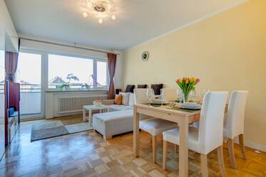Munich-Freimann: Bright, like-new furnished 2-room apartment with balcony near U-Bahn U6