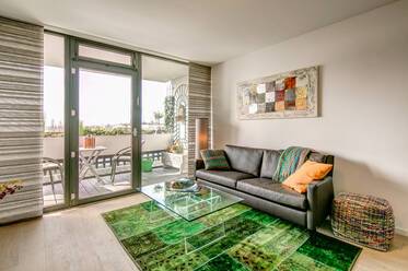 Modernly furnished 2-room apartment with lovely view over Munich