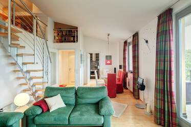 Moosach: Exclusive 2.5-room gallery apartment 