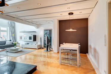Modern apartment with gallery and parking near Rotkreuzplatz