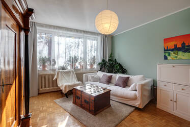Central Schwabing: Bright, furnished 2-room apartment with balcony and internet flatrate