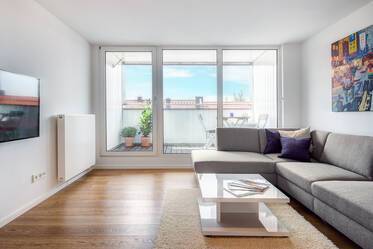 First-time occupancy after renovation: Rooftop apartment with south-facing loggia in M - Maxvorstadt