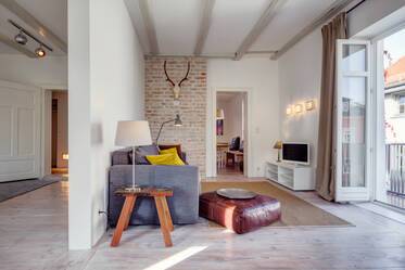 Light-flooded period apartment in great location for rent