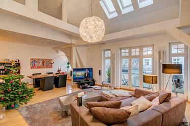 Neuhausen near Rotkreuzplatz: high-quality apartment with balcony