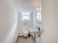 attic apartment München Ludwigsvorstadt 01 guest toilet 14609