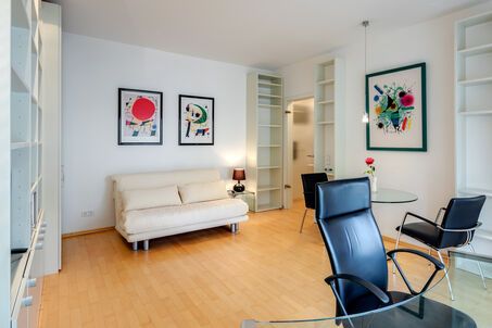 https://www.mrlodge.com/rent/1-room-apartment-munich-maxvorstadt-5384