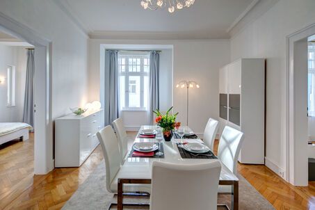 https://www.mrlodge.com/rent/5-room-apartment-munich-maxvorstadt-926