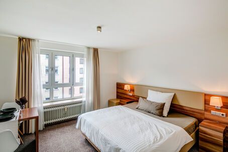 https://www.mrlodge.com/rent/1-room-apartment-munich-maxvorstadt-9950