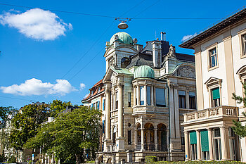 The photo shows historic buildings in the Schwabing district