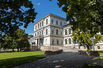 The photo shows a historic building in the Maxvorstadt