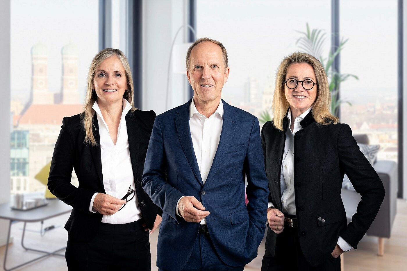 Jacqueline Sauren, Norbert Verbücheln, Petra Berger from the Mr. Lodge team in a modern apartment overlooking the Munich Frauenkirche - our local experts for real estate sales in the greater Munich area
