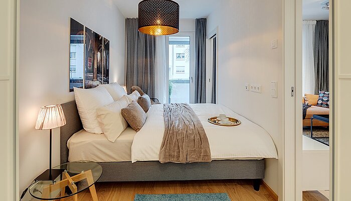 Zu sehen ist ein kleines Schlafzimmer.