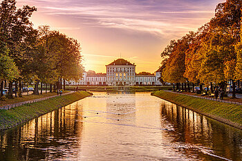 The photo shows the Nymphenbur castle in Neuhausen during sunset