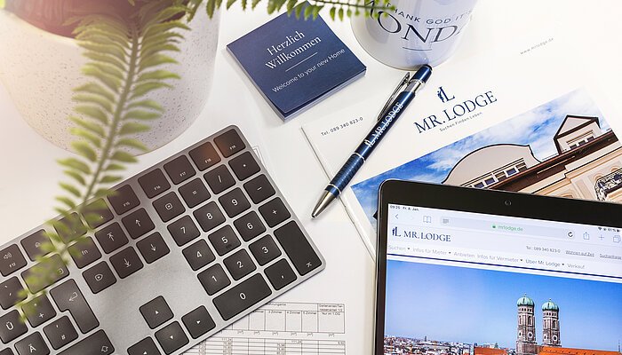 Zu sehen ist ein Schreibtisch mit Tastatur und der Mr. Lodge Marktbericht