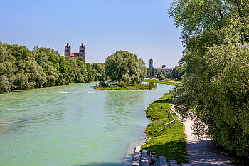 The photo shows the Isar river