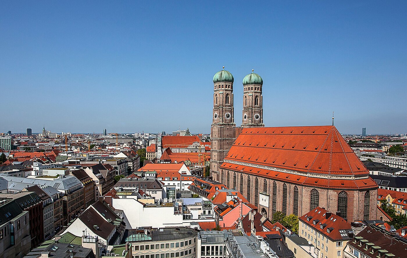 Zu sehen ist die Frauenkirche umgeben von weiteren Gebäuden