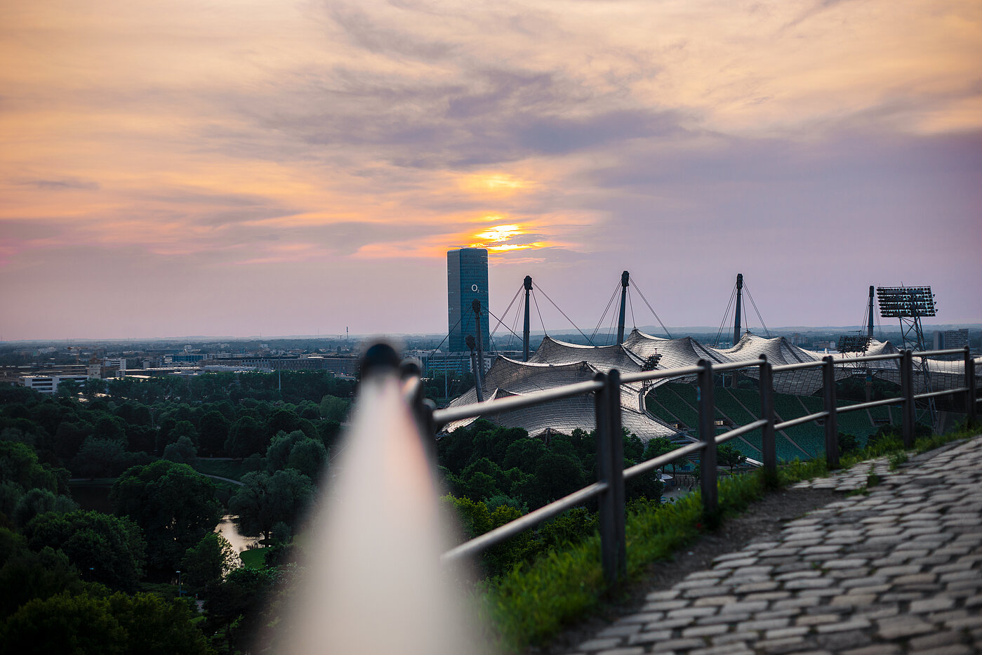 The photo shows the view of the Olympiahalle during sunset