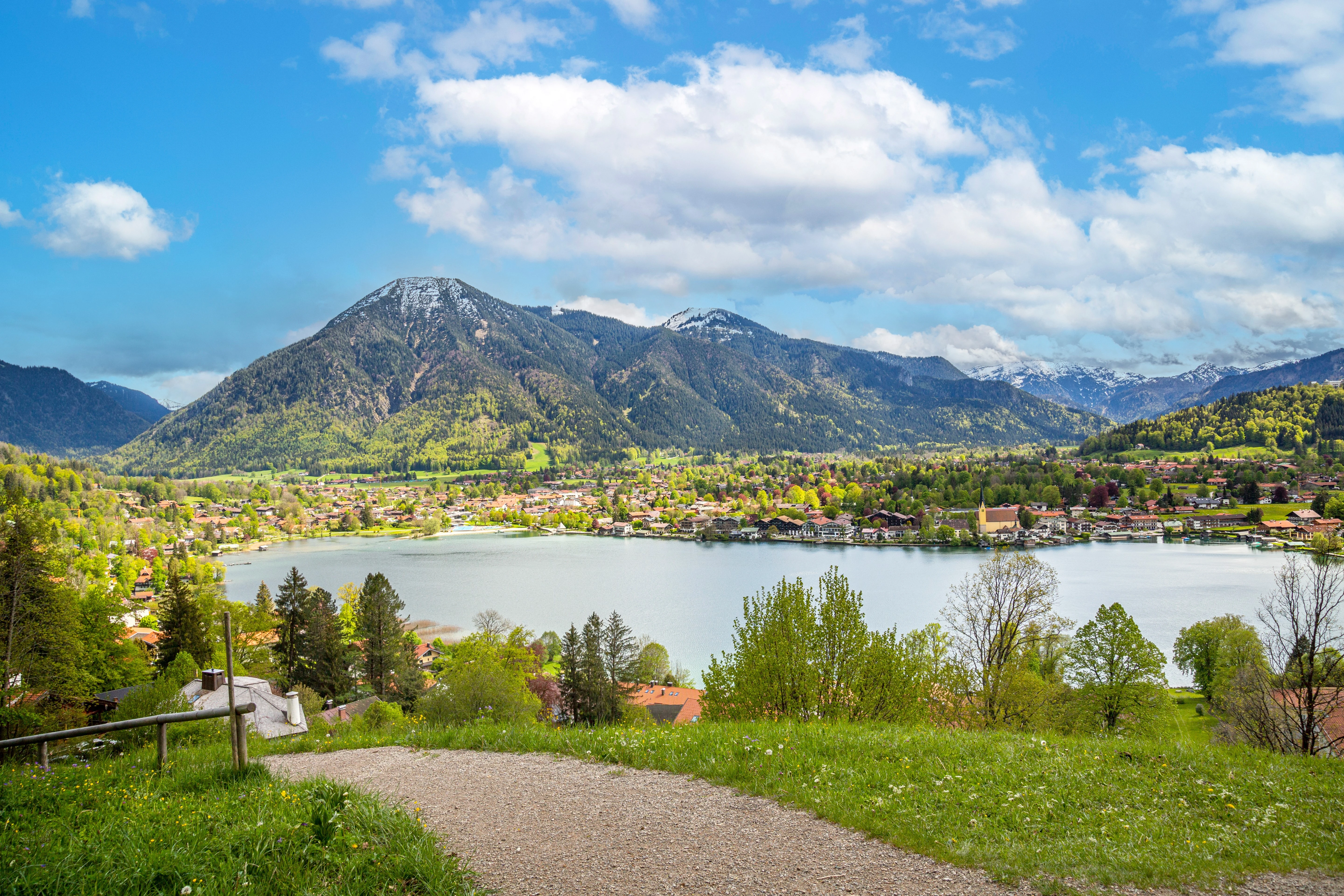 Panoramablick auf den Tegernsee mit Alpenkulisse im Frühling